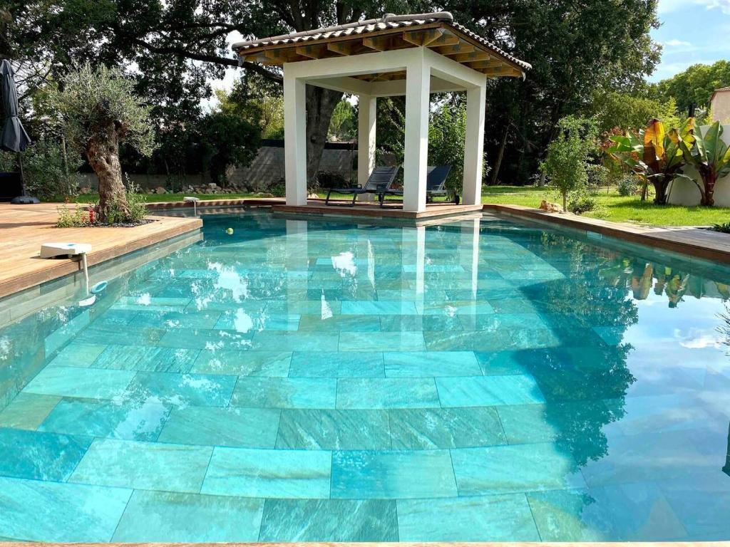 einen Pool mit Pavillon im Hinterhof in der Unterkunft Villa d’exception Montpellier in Saint-Jean-de-Védas