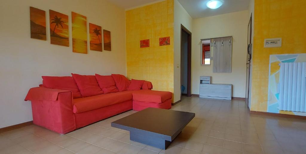 特爾尼的住宿－Appartamento Terre Arnolfe，客厅配有红色的沙发和桌子