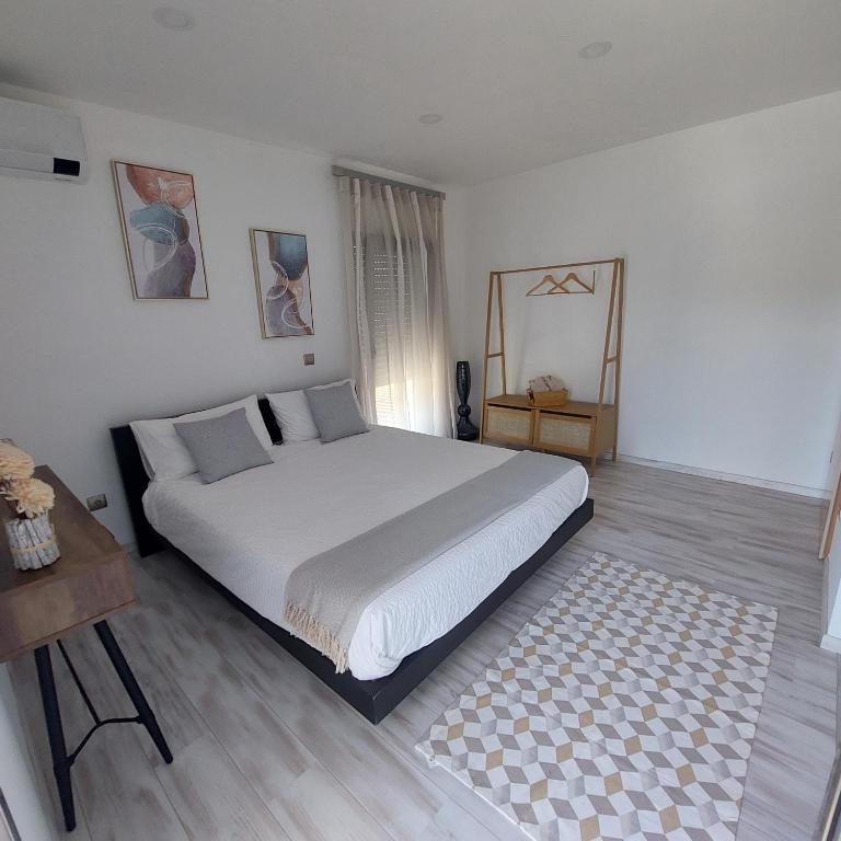 Fonte Seca GuestHouse - Double Room With Balcony (2 Adults + 1 Child)