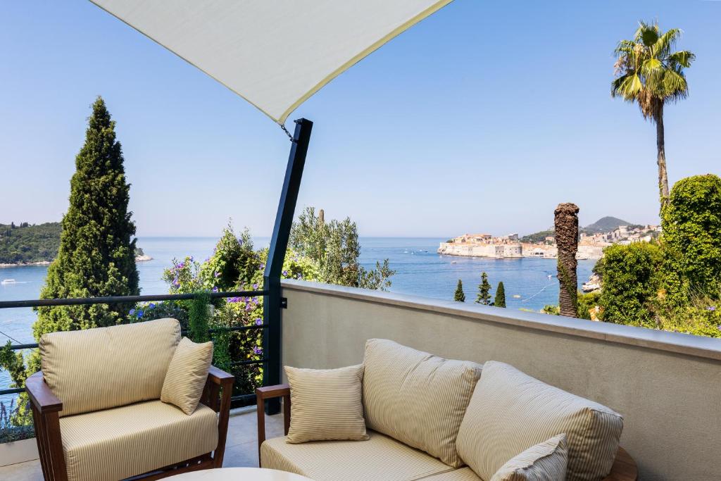 uma varanda com um sofá e vista para o oceano em Villa B with Old town & sea view em Dubrovnik