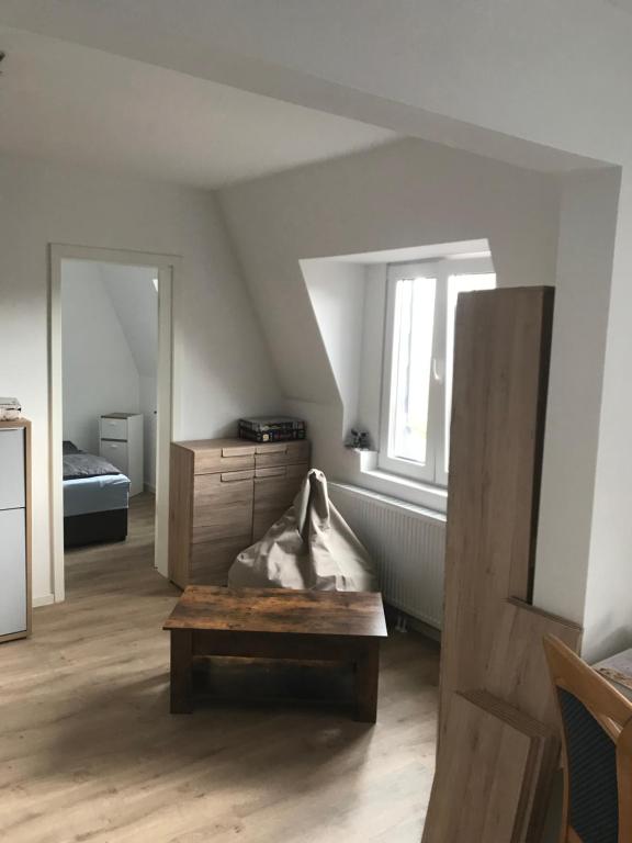 Habitación con cama y banco de madera. en Erholungszeit - Mein kleines Paradies en Bad Kreuznach