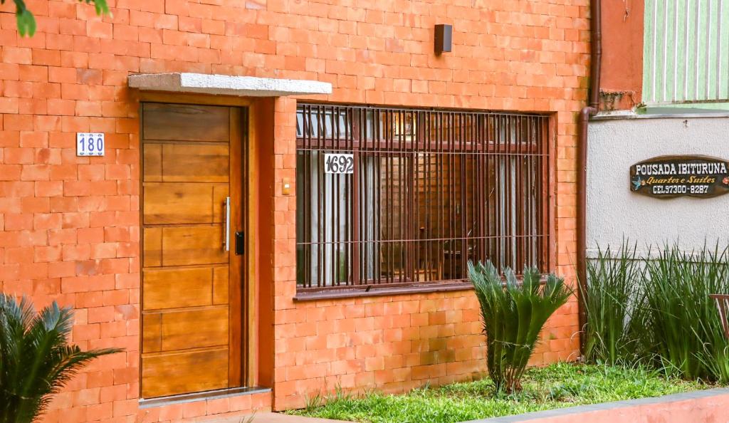 a brick building with a door and a window at Hotel Pousada Ibituruna in São Paulo