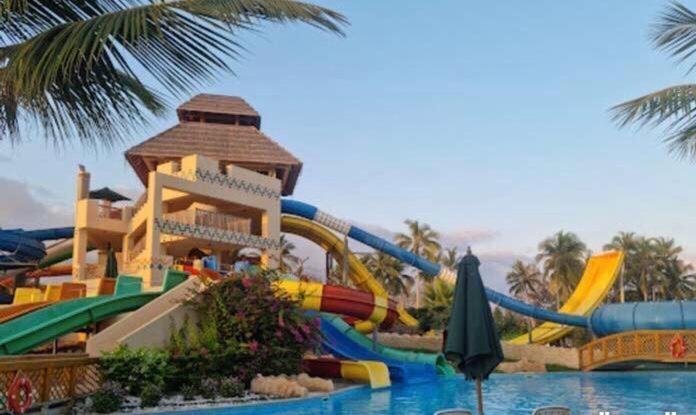 een waterpark met een waterglijbaan in een resort bij Glory Salalah Villa 6 in Salalah