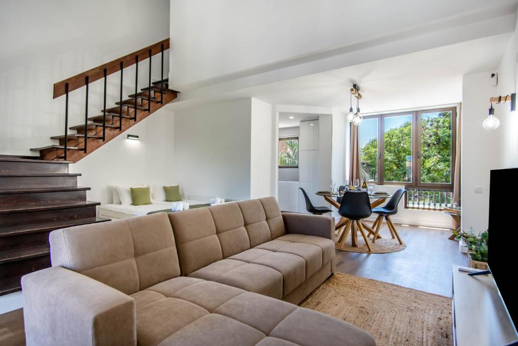 sala de estar con sofá y mesa en Villa Amour Charming Duplex Apartment on Marina en Quarteira