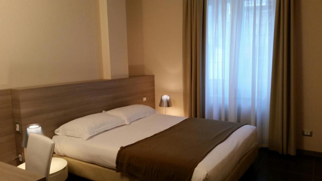 Łóżko lub łóżka w pokoju w obiekcie HLL Hotel Lungolago Lecco-Como Lake