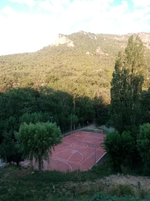 Tenis a/nebo squash v ubytování Cal Serveró nebo okolí