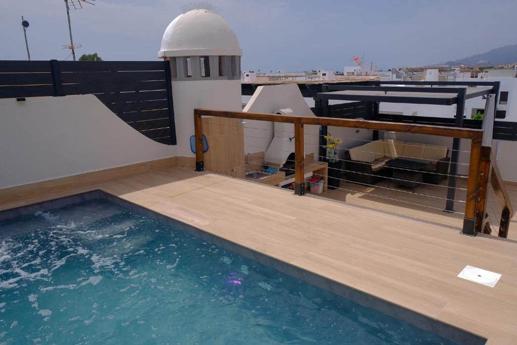 Πισίνα στο ή κοντά στο EL ÁTICO DE TERESA con PISCINA PRIVADA CLIMATIZADA a 250m playa