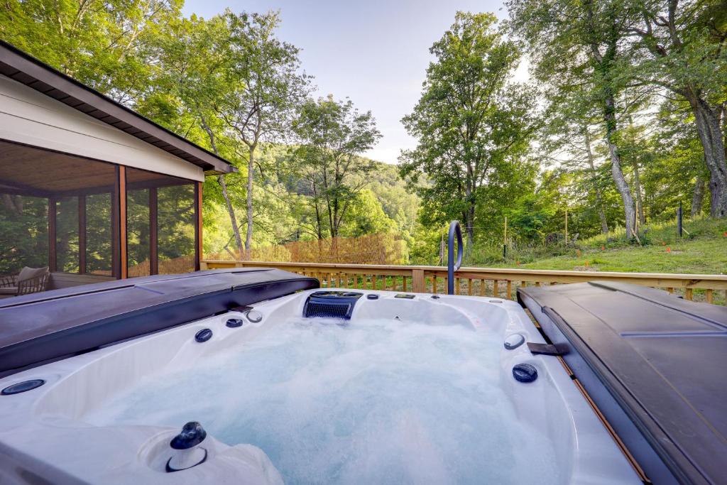 un bain à remous sur la terrasse d'une maison dans l'établissement Bakersville Sanctuary with Stunning Scenery, Hot Tub, à Bakersville