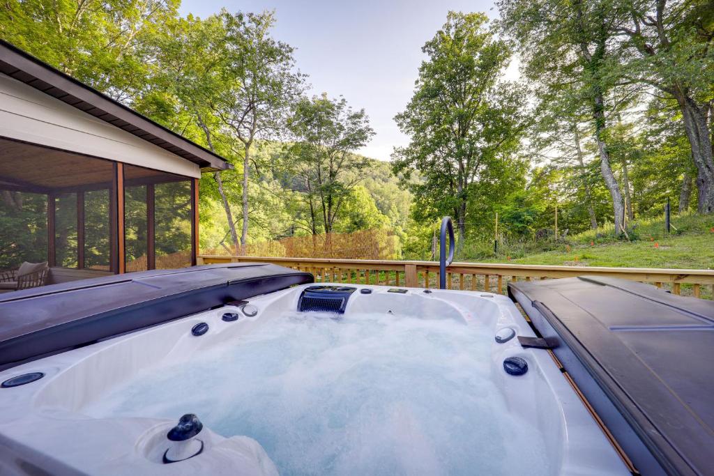 Bakersville Sanctuary with Stunning Scenery, Hot Tub, Bakersville