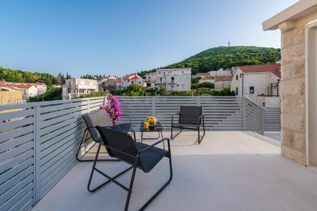 un patio con 2 sillas y una mesa en el balcón en Apartment Meri, en Dubrovnik