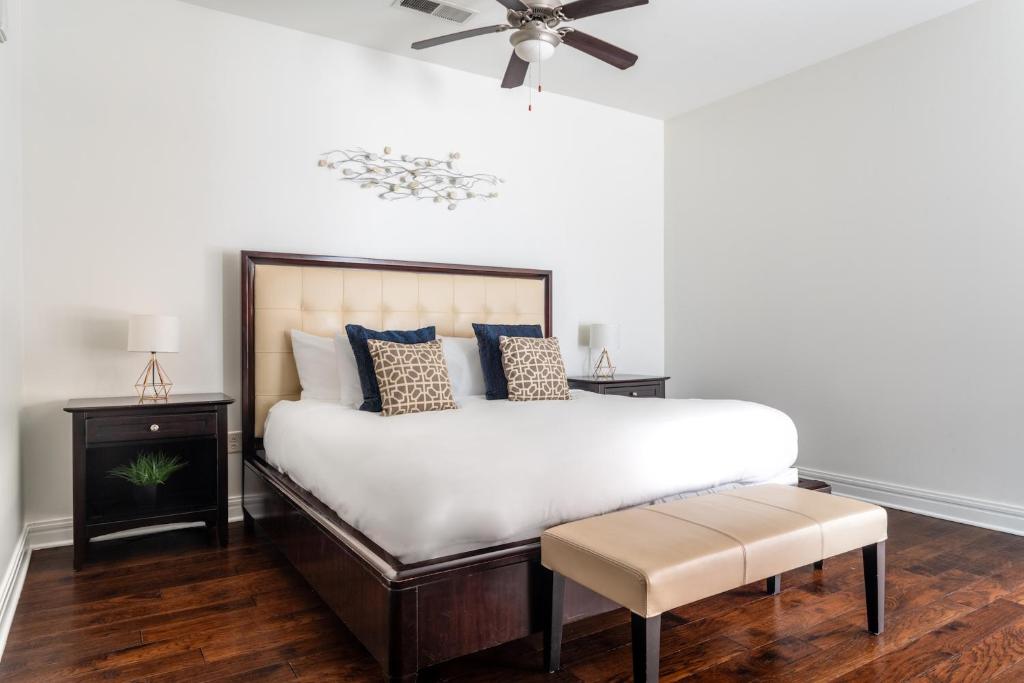una camera con letto e ventilatore a soffitto di Kasa Lady Bird Lake Austin ad Austin