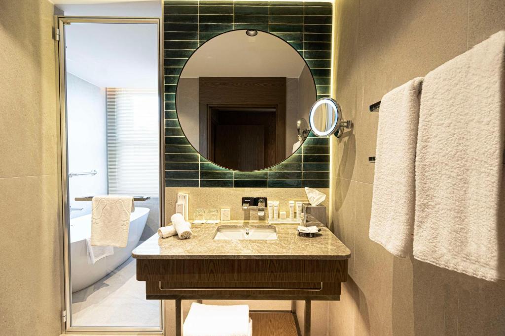 A bathroom at Radisson Hotel Istanbul Sultanahmet
