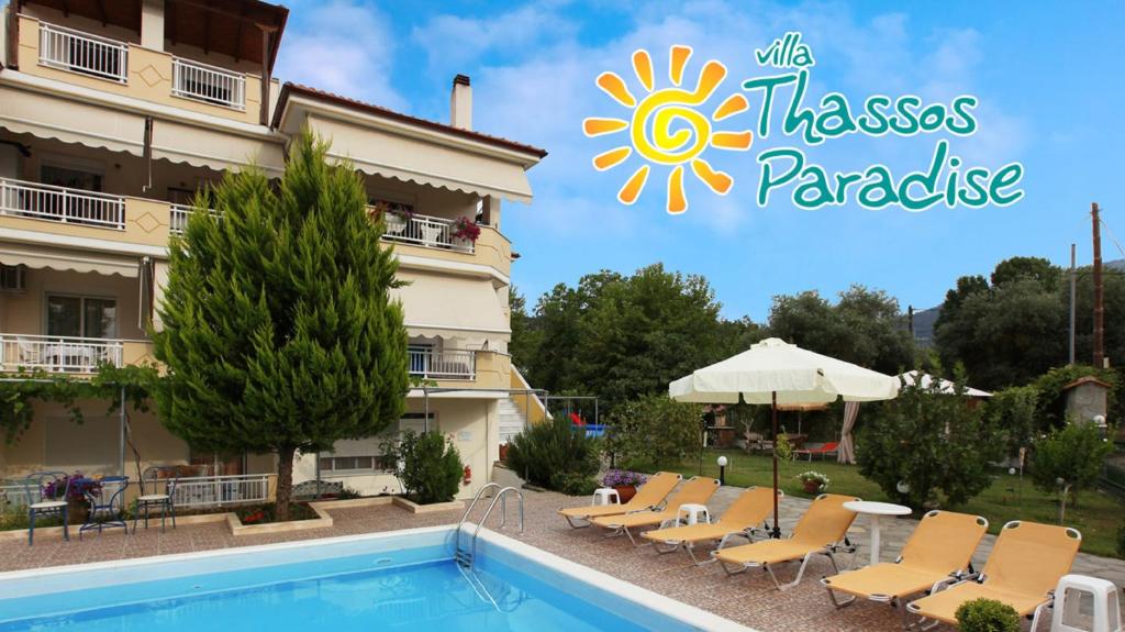 un hôtel avec une piscine en face d'un bâtiment dans l'établissement Villa Thassos Paradise, à Thasos