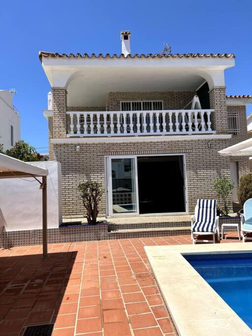 uma casa com uma piscina em frente em Detached Pool Villa, idyllic setting 450m to beach em Caleta De Velez