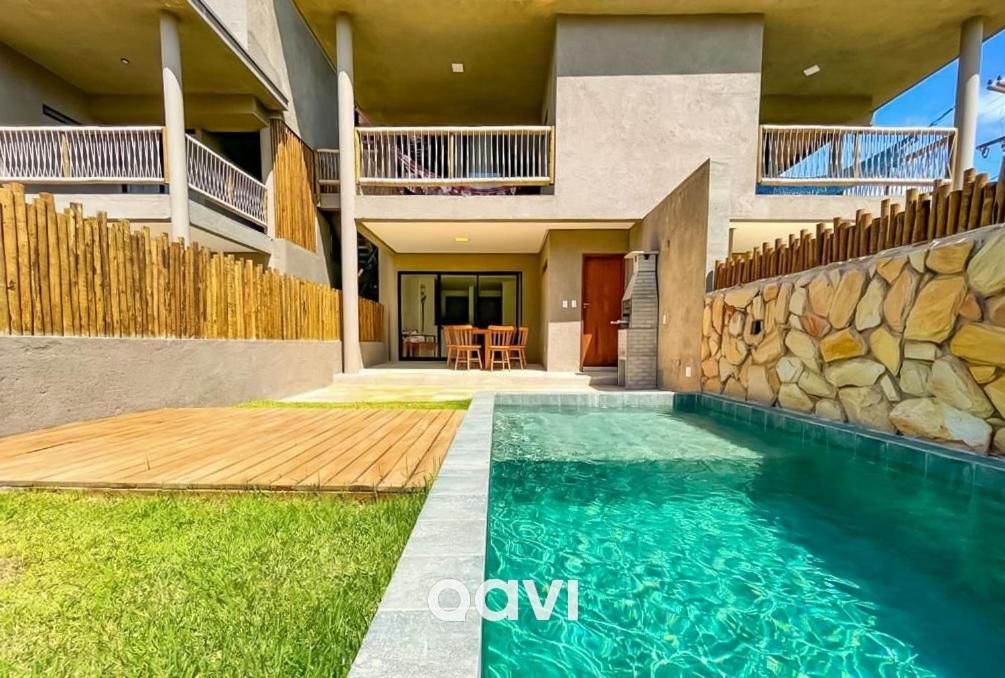 - une piscine dans l'arrière-cour d'une maison dans l'établissement Qavi - Duplex na melhor praia de Milagres, à São Miguel dos Milagres