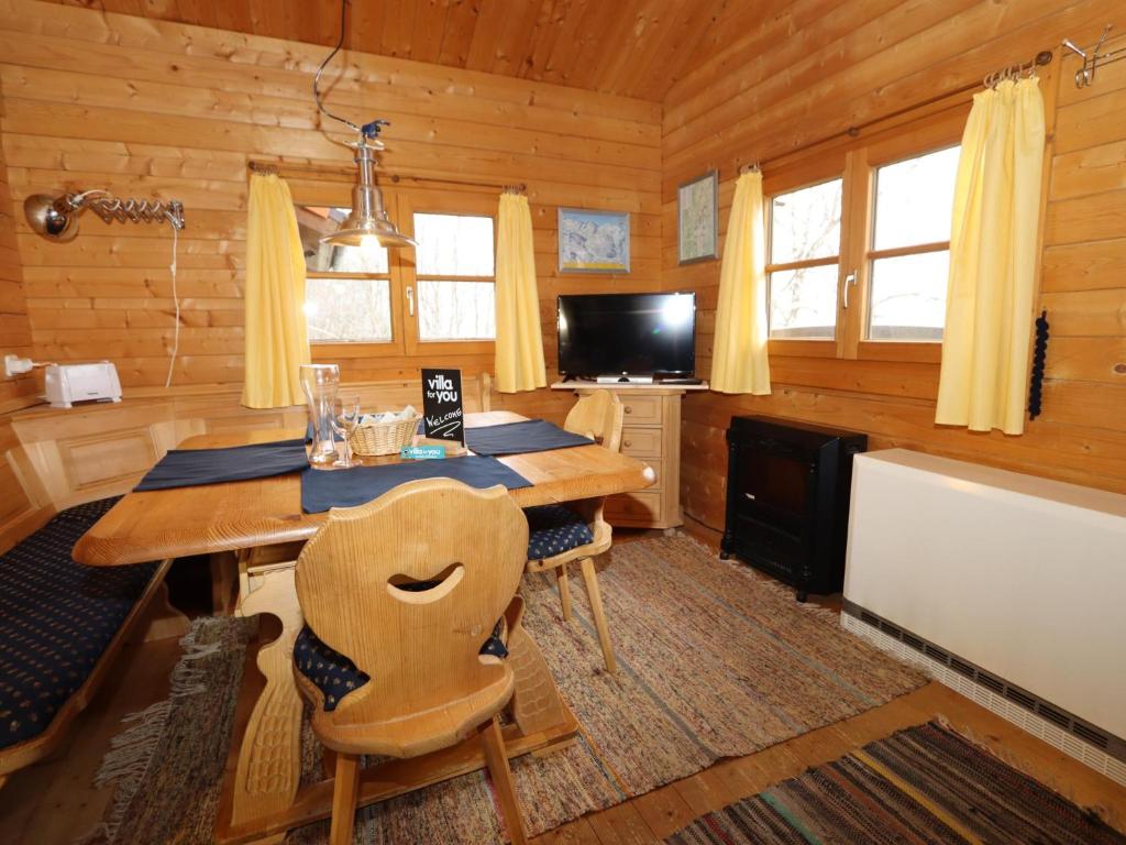 Televízia a/alebo spoločenská miestnosť v ubytovaní Kogelnig-Hütte