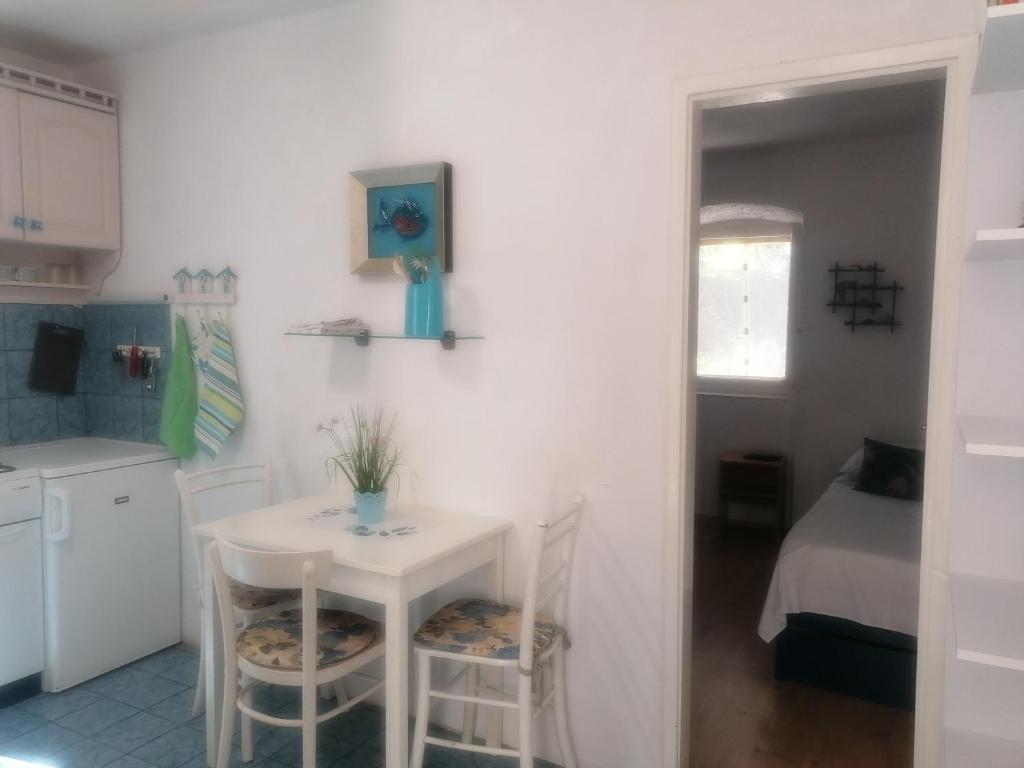 Kuchyň nebo kuchyňský kout v ubytování Apartments by the sea Milna, Vis - 8490
