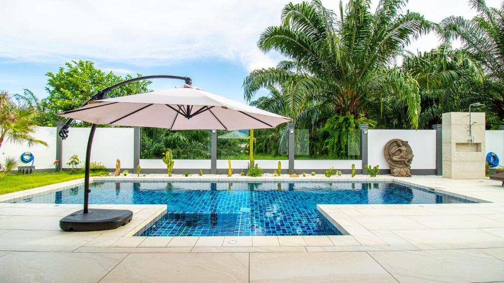 Bazén v ubytování RUSARDI Poolvilla Ao Nang - new Villa 4 Bedrooms 4 Bathrooms, 10m Pool nebo v jeho okolí