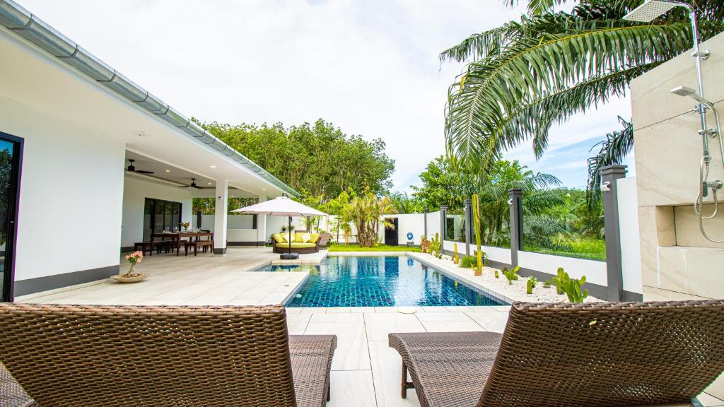 Bazén v ubytování RUSARDI Poolvilla Ao Nang - new Villa 4 Bedrooms 4 Bathrooms, 10m Pool nebo v jeho okolí