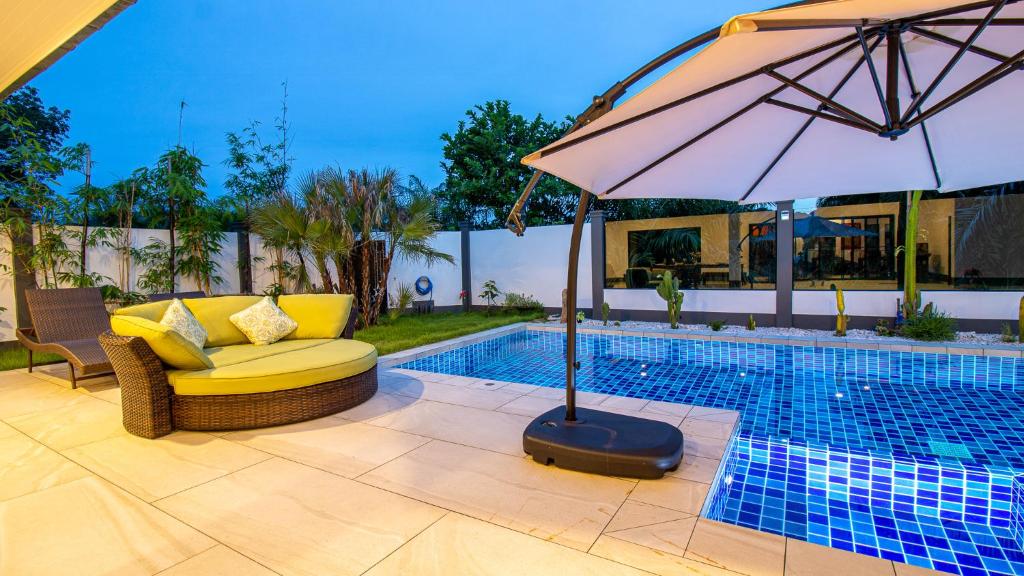 Bazén v ubytování RUSARDI Poolvilla Ao Nang - new Villa 4 Bedrooms 4 Bathrooms, 10m Pool nebo v jeho okolí