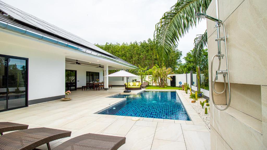 Bazén v ubytování RUSARDI Poolvilla Ao Nang - new Villa 4 Bedrooms 4 Bathrooms, 10m Pool nebo v jeho okolí