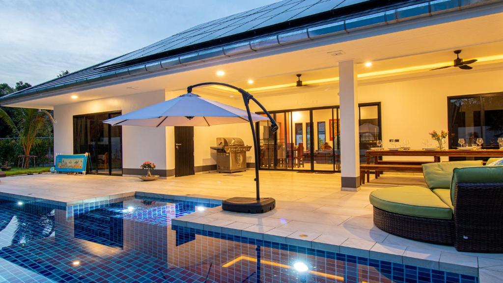 Bazén v ubytování RUSARDI Poolvilla Ao Nang - new Villa 4 Bedrooms 4 Bathrooms, 10m Pool nebo v jeho okolí