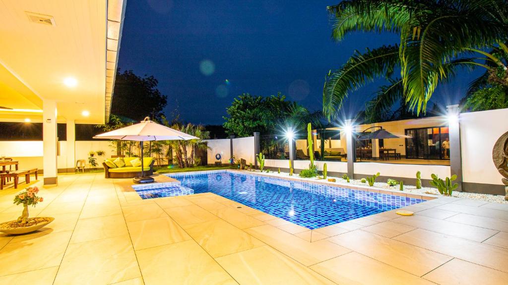 Bazén v ubytování RUSARDI Poolvilla Ao Nang - new Villa 4 Bedrooms 4 Bathrooms, 10m Pool nebo v jeho okolí