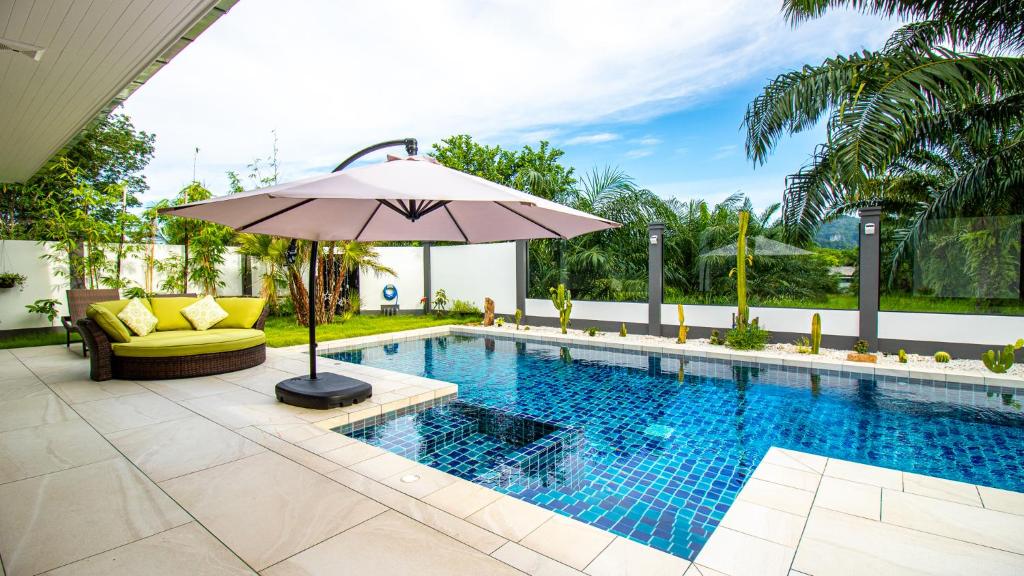 Bazén v ubytování RUSARDI Poolvilla Ao Nang - new Villa 4 Bedrooms 4 Bathrooms, 10m Pool nebo v jeho okolí