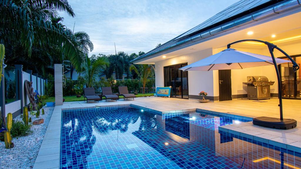 Bazén v ubytování RUSARDI Poolvilla Ao Nang - new Villa 4 Bedrooms 4 Bathrooms, 10m Pool nebo v jeho okolí