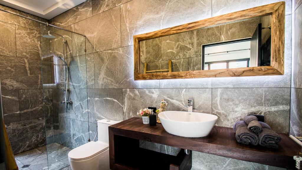 Koupelna v ubytování RUSARDI Poolvilla Ao Nang - new Villa 4 Bedrooms 4 Bathrooms, 10m Pool