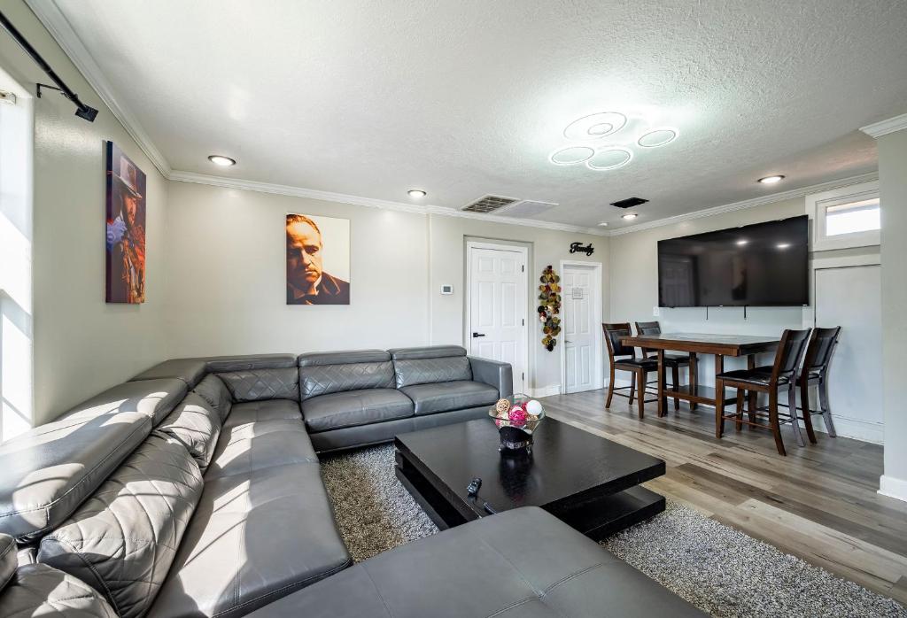 3BR HOME SLEEPS 8 DOWNTOWN Med CTR /pet/EV