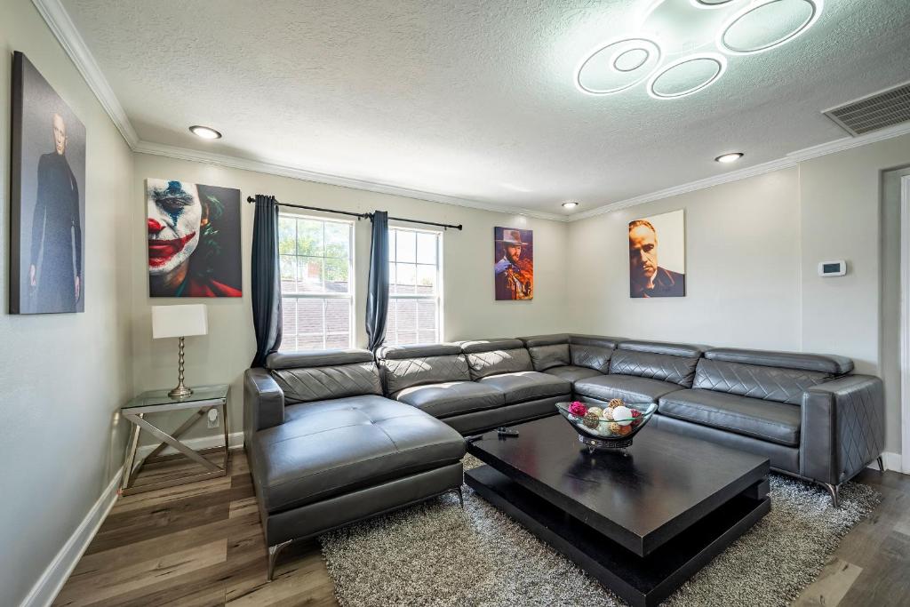 3BR HOME SLEEPS 8 DOWNTOWN Med CTR /pet/EV - Casa De Tres Dormitorios