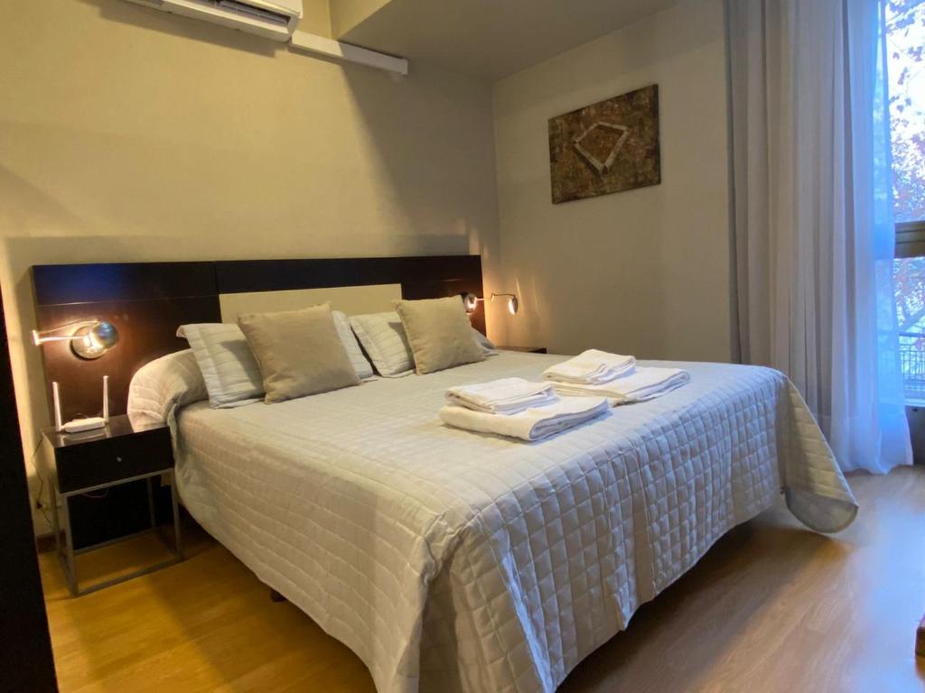 ein Schlafzimmer mit einem großen Bett mit Handtüchern darauf in der Unterkunft Andino Apartaments Rental Capital in San Juan