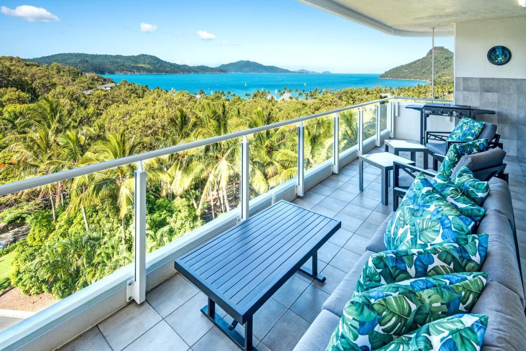 einen Balkon mit Sofas und Meerblick in der Unterkunft Yacht Harbour Tower 5 - NEW Luxury and location in Hamilton Island