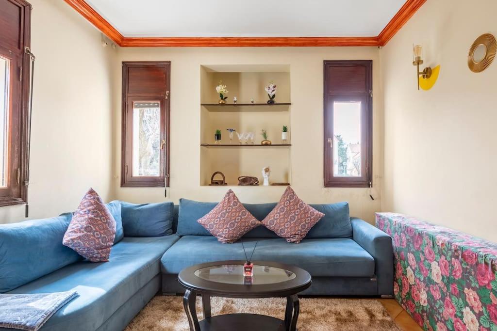 - un salon avec un canapé bleu et une table dans l'établissement شقة جميلة مع موقف سيارت مجانية في إفران, à Ifrane