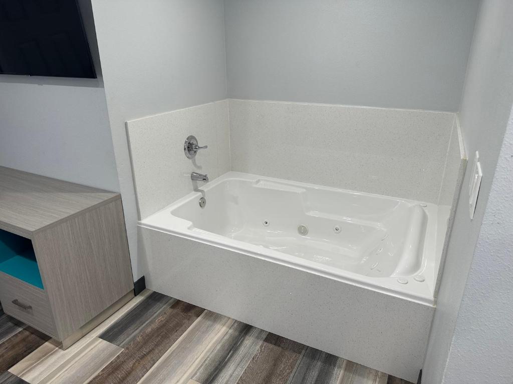 Sahara Inn - Los Angeles - King Room With Spa Bath