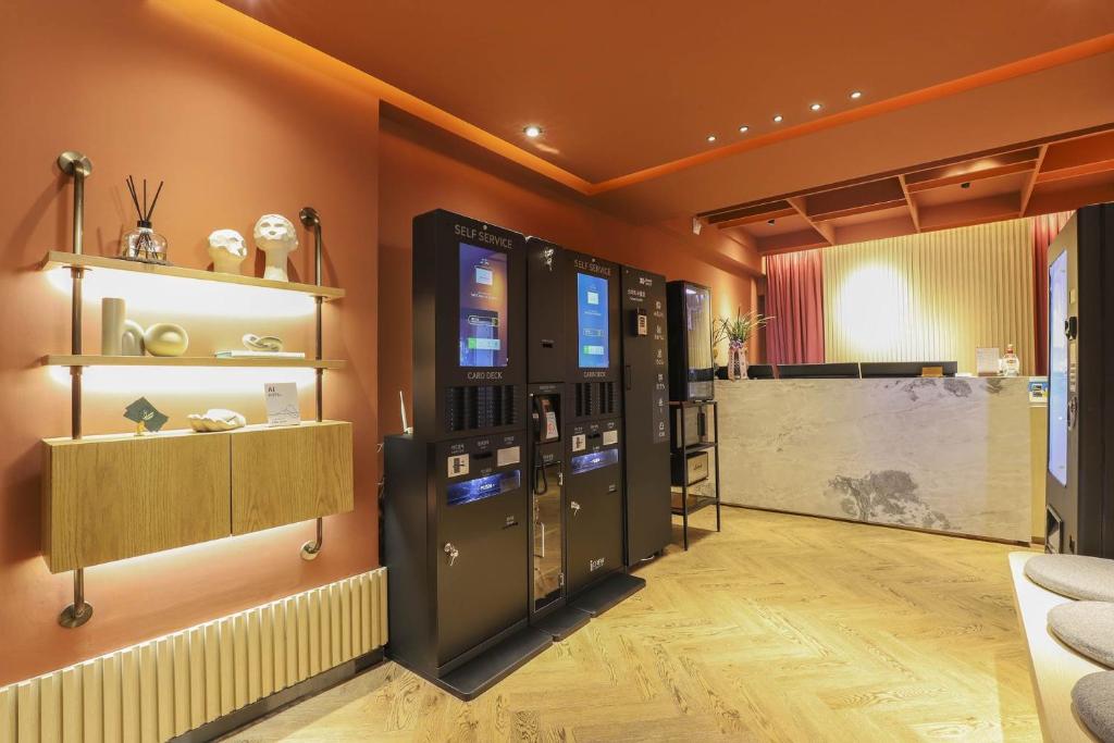 uma sala com duas máquinas de venda automática e um bar em Brown Dot Hotel Haeundae em Busan
