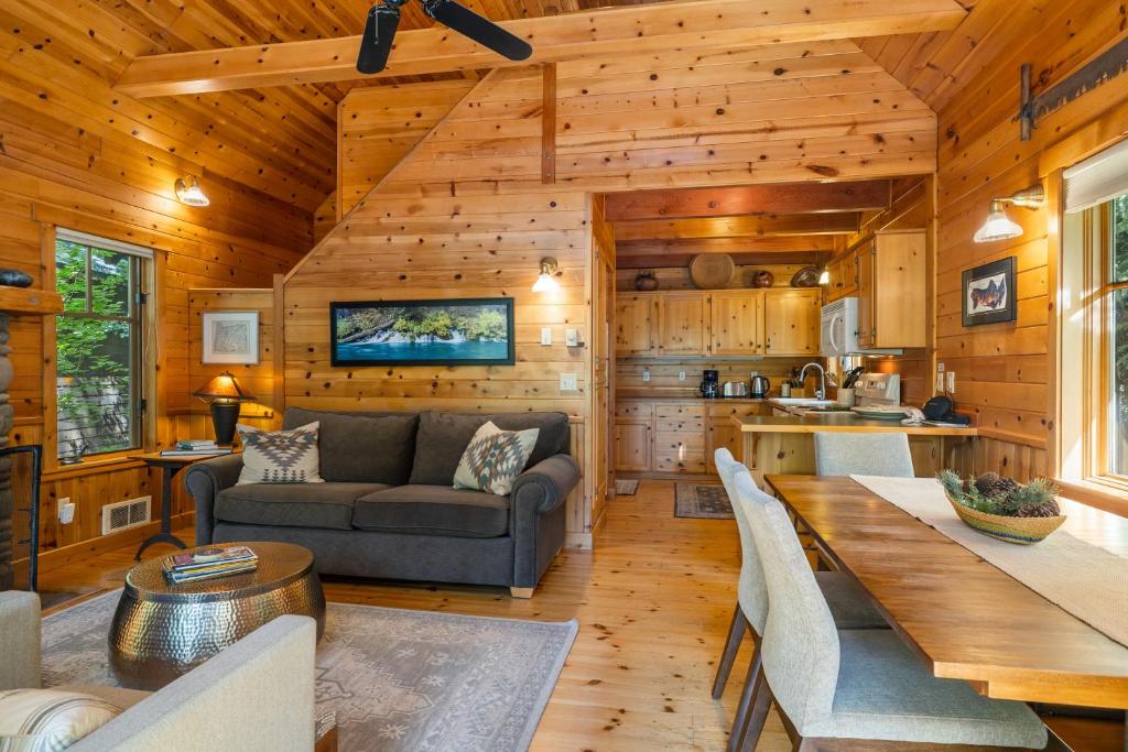 Metolius Cabin 2, Camp Sherman – Updated 2023 Prices
