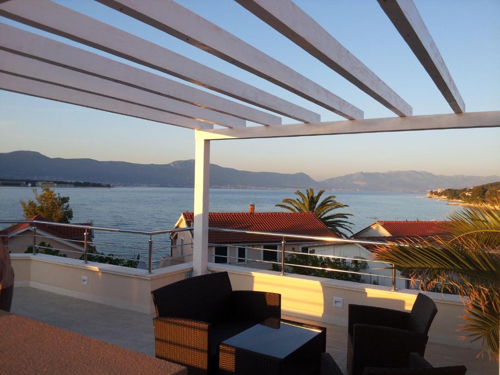 balcón con sillas y vistas al agua en Villa Zara, en Trogir