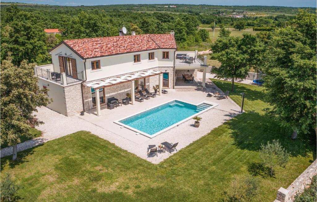 una vista aérea de una casa con piscina en Lovely Home In Bale With Kitchen, en Bale