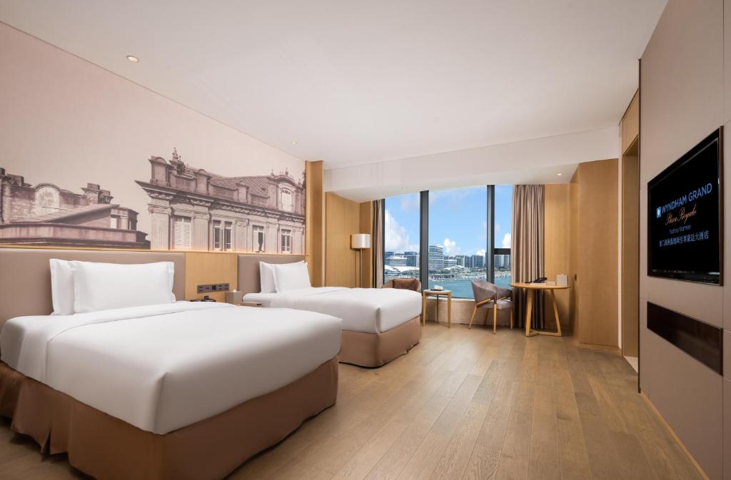 Postel nebo postele na pokoji v ubytování Wyndham Grand Plaza Royale Yuzhou Xiamen Wuyuan Bay