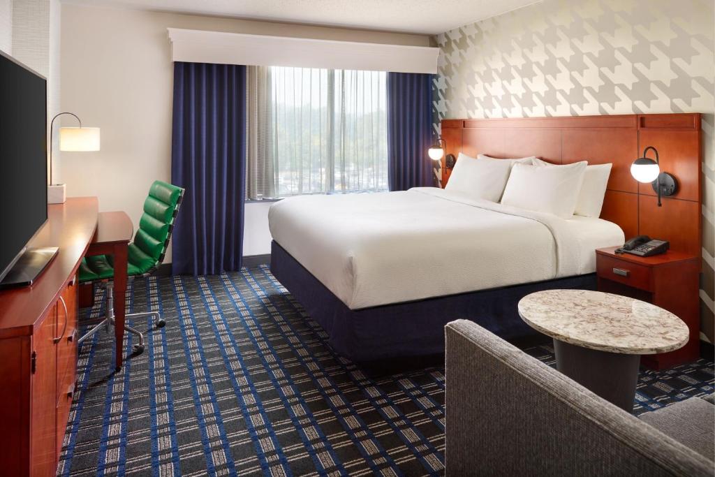 a hotel room with a bed and a television at Courtyard Arlington Crystal City/Reagan National Airport in Arlington