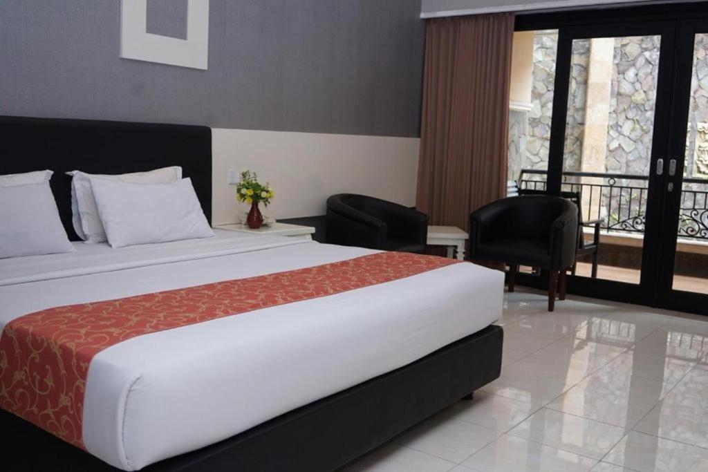 Postel nebo postele na pokoji v ubytování Luminor Hotel Jember By WH