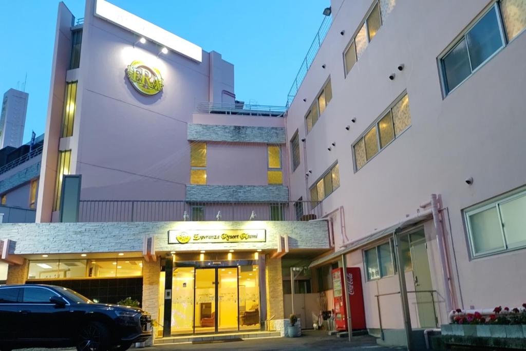 un edificio con un coche aparcado delante de él en Esperanza Resort Atami-エスペランサリゾート熱海, en Atami