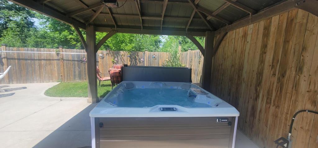 Foto dalla galleria di Niagara Falls Villa with Private pool, hottub, water view and Breakfast a Niagara Falls