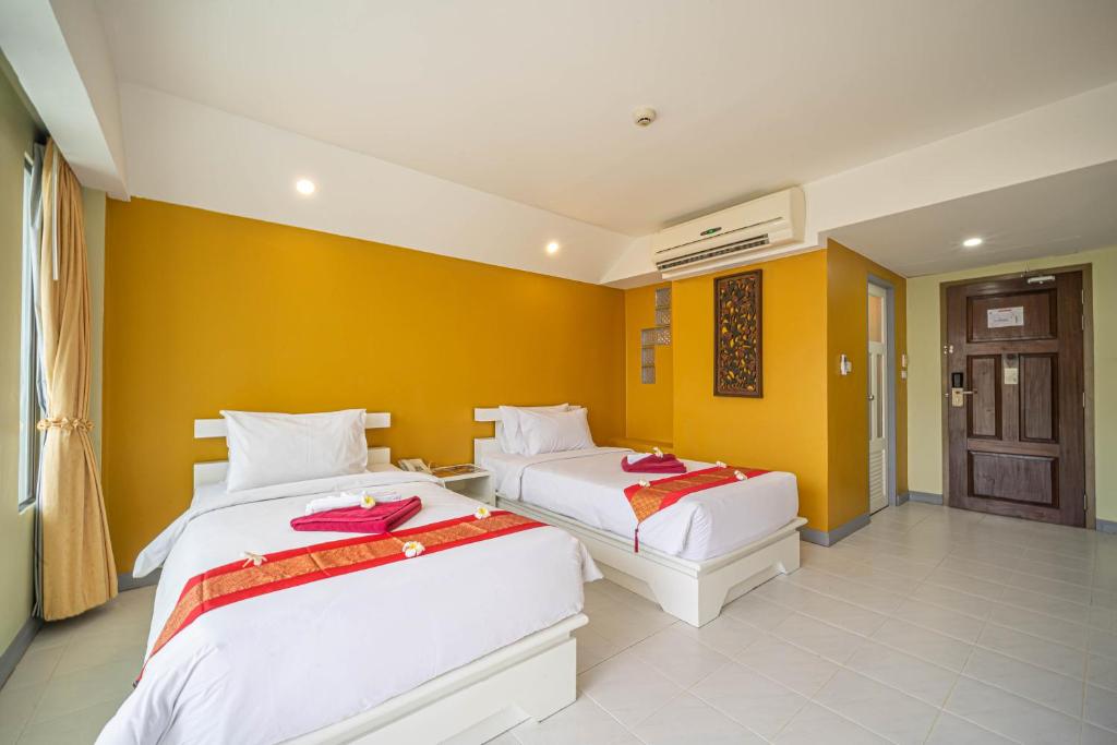 Postel nebo postele na pokoji v ubytování La Vintage Resort - Patong, Phuket