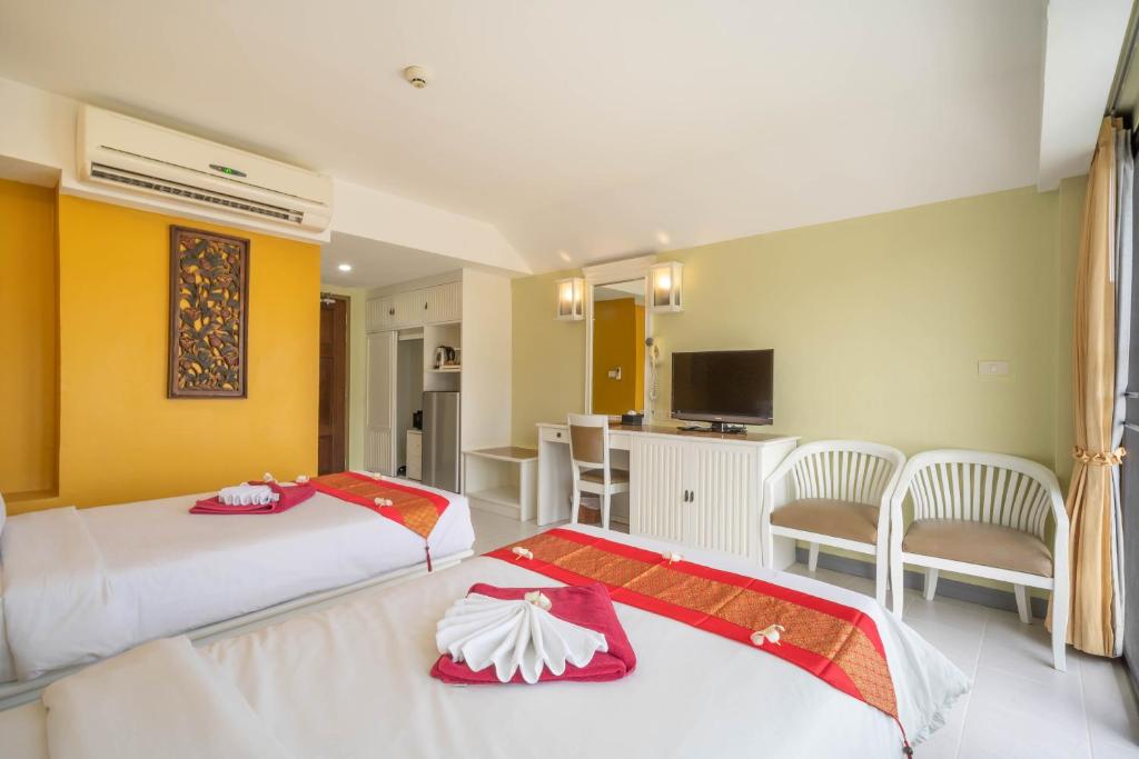 TV a/nebo společenská místnost v ubytování La Vintage Resort - Patong, Phuket