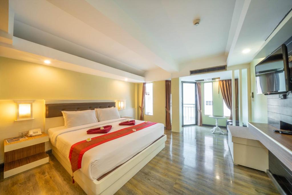 Postel nebo postele na pokoji v ubytování La Vintage Resort - Patong, Phuket