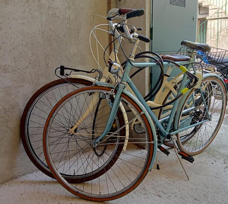 Dos bicicletas están estacionadas junto a una pared. en Il monolocale, en Bosisio Parini