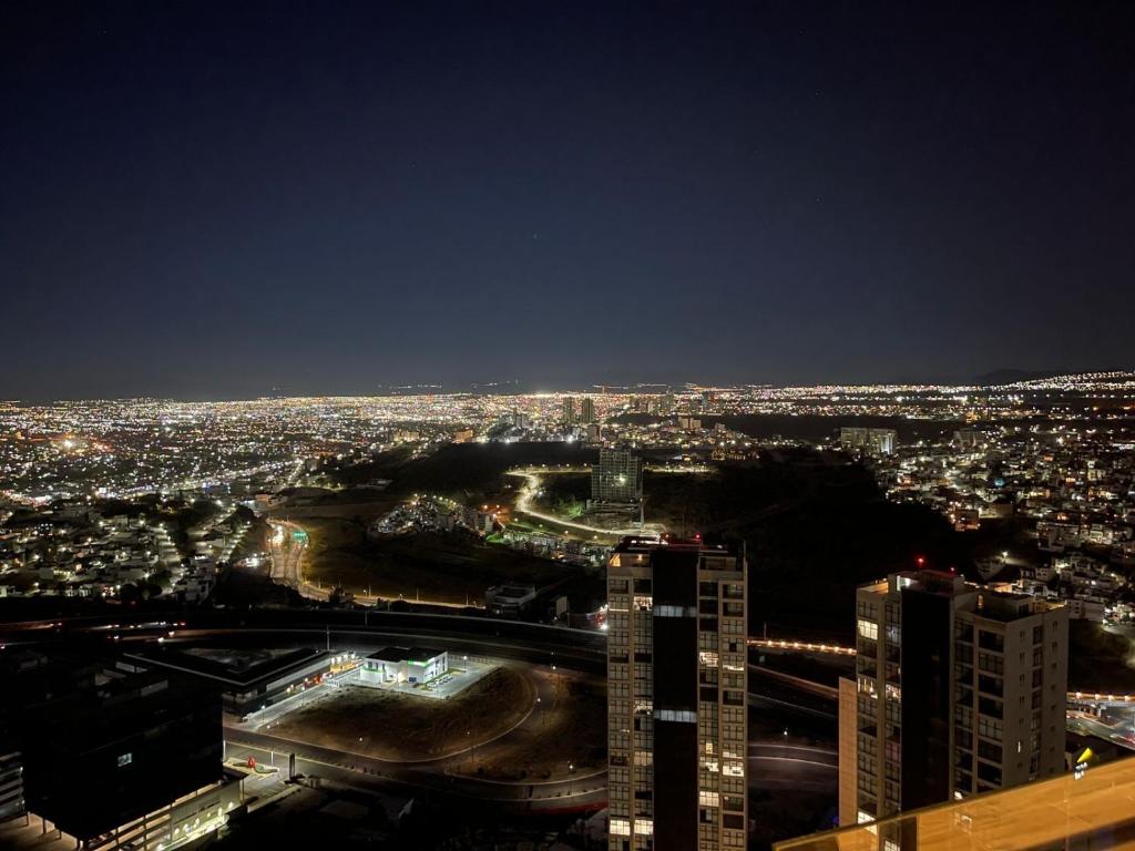 uma vista para uma cidade à noite com luzes em Apartment with the most beautiful landscape em Querétaro